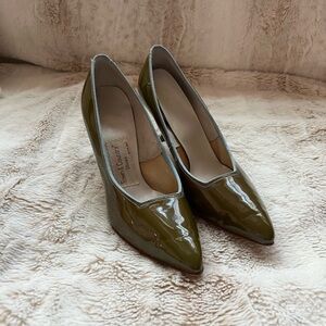 Vintage 1950-1960’s TOWN and COUNTRY  Olive Patent Leather spike Heels